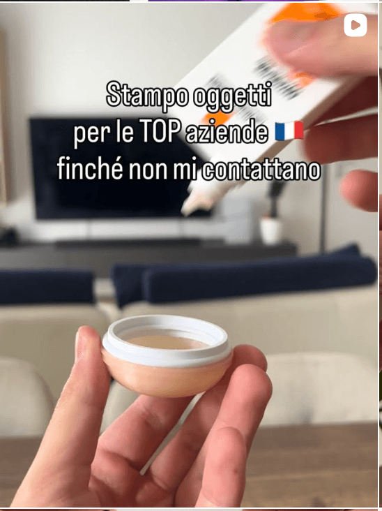Un mini portacrema solare sensibile ai raggi UV.
